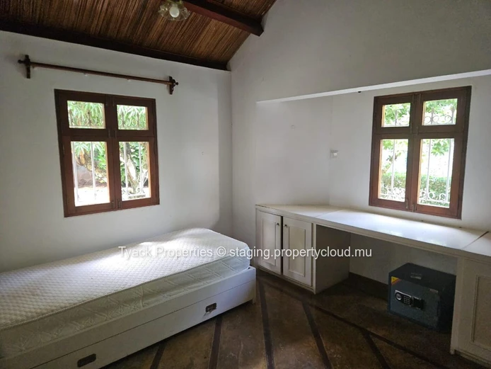 Villa for Sale in Pereybere – Spacious Home with Pool and Garden