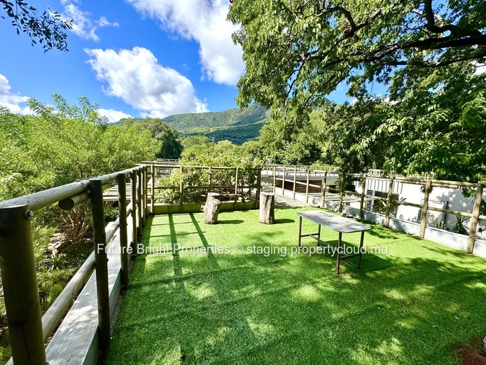 A Sanctuary of Serenity in the Heart of an Enchanting Domaine: An Elegant Haven Embracing Authentic Nature