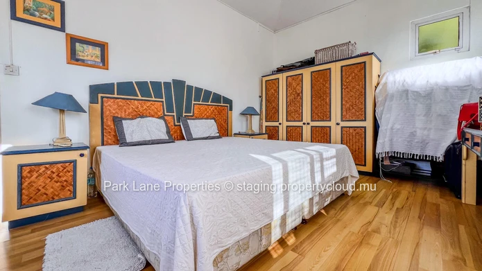 Maison familiale avec jardin arboré à Floréal – Cadre paisible, sécurité renforcée et vue montagne