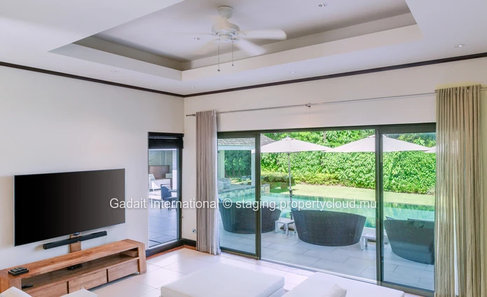 Magnifique propriété de 1972m² avec piscine, jardin et vue panoramique à Anahita
