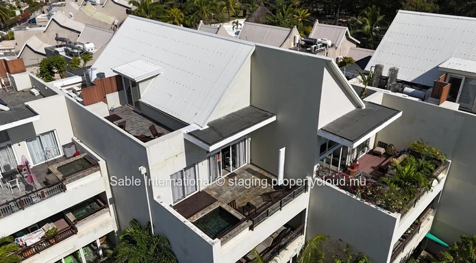 Penthouse à vendre à Péreybère, 174m², 3 chambres, piscine commune, front de mer, meublé, climatisé.