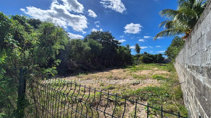 Terrain résidentiel en front de mer à vendre à Baie du Tombeau