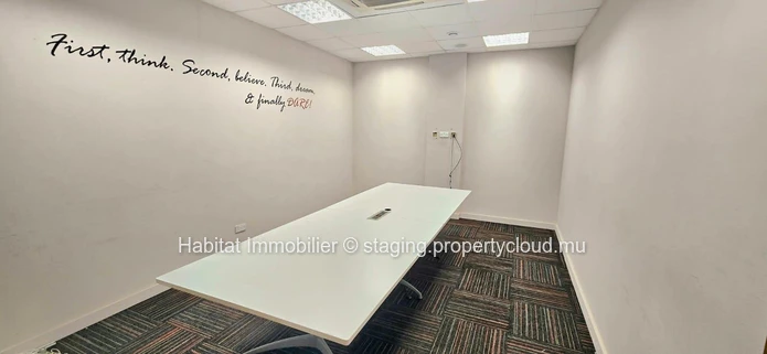 To rent : This air-conditioned furnished office of 984 m² is located in the heart of the prestigious business centre ...