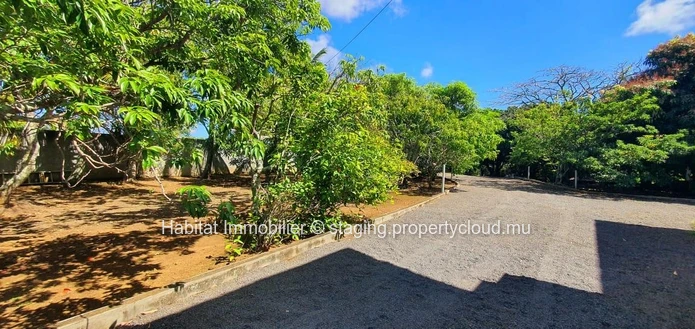 House of 250 m² on a generous plot of 1 arpent 10, ideally located in Sottise, just minutes from Grand Baie, La Crois...