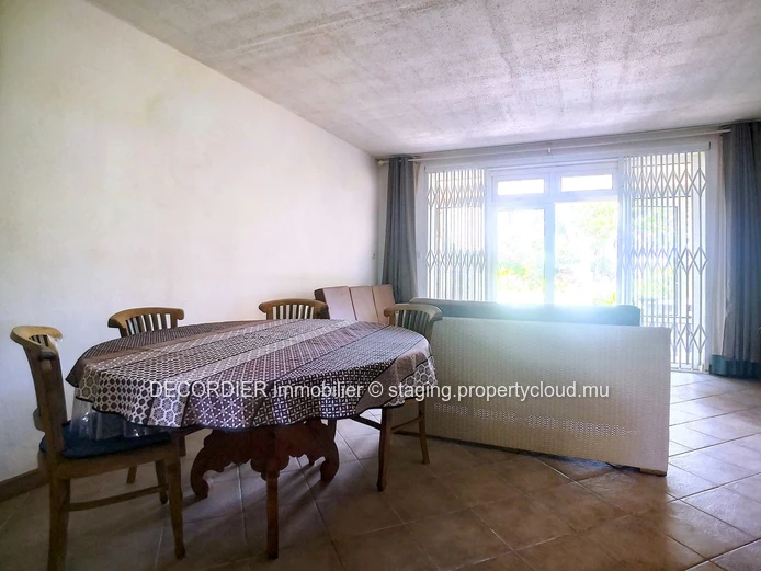 Ground floor apartment located in a waterfront residence