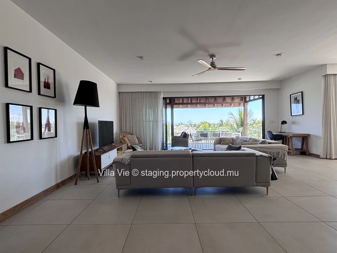 Grand Gaube - Spacious 3-bedroom penthouse with en-suite bathrooms, office, swimming pool, and sea views