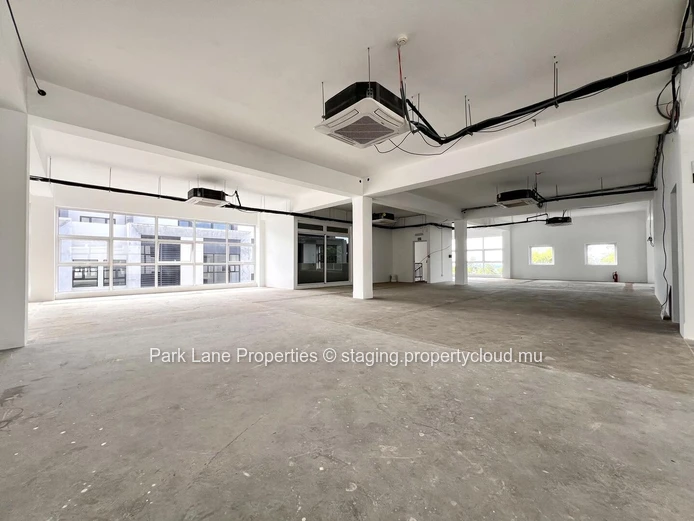 Espace de 372 m² à Ebene pour bureaux ou centre d'appel avec vue imprenable sur la montagne