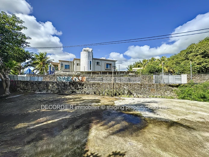 Colonial house to renovate with sea view on the top floor (Sole Mandate)