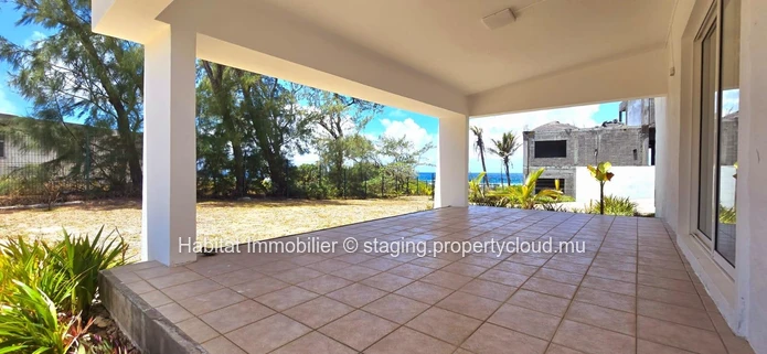 Maison non-meublée de 290m² sur un terrain à bail de 680 toises avec un accès privé à la mer à Poste Lafayette