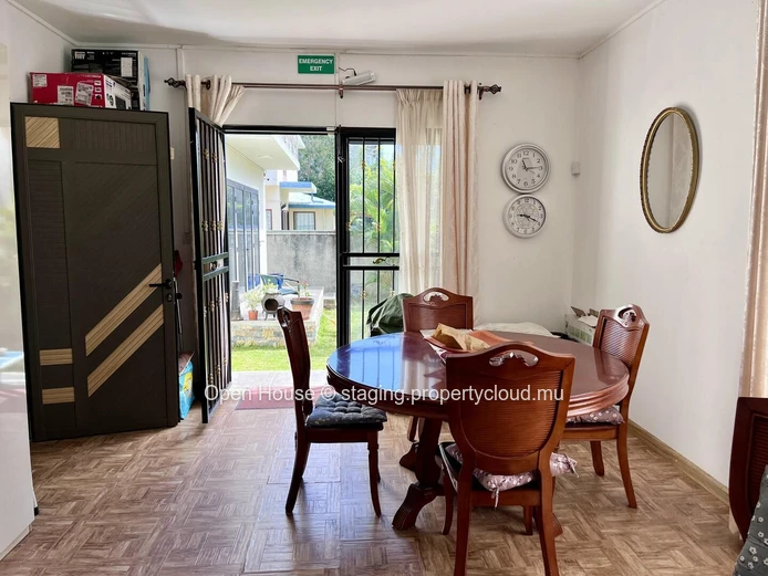 MAURITIAN VILLA in Grand Baie, 300m² living space, 353m² land, 3 bedrooms, office, garden, parking, close to schools,...