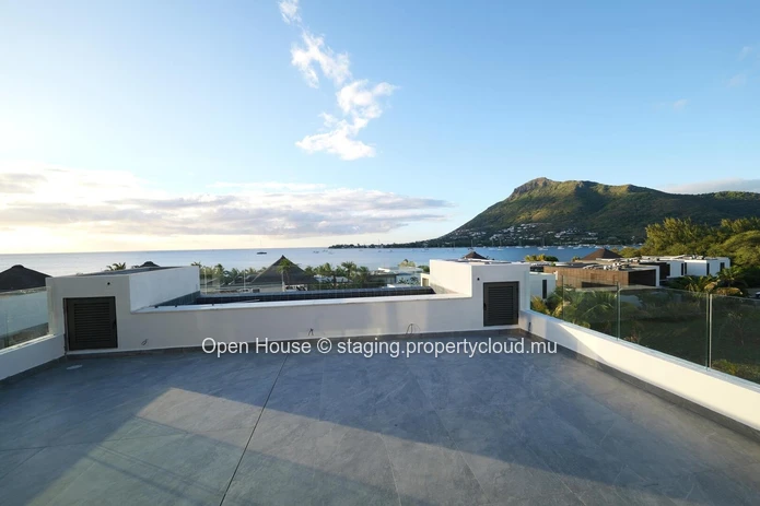 Penthouse face à la mer à Rivière Noire, 280m², 3 chambres, piscine privée, vue mer panoramique.