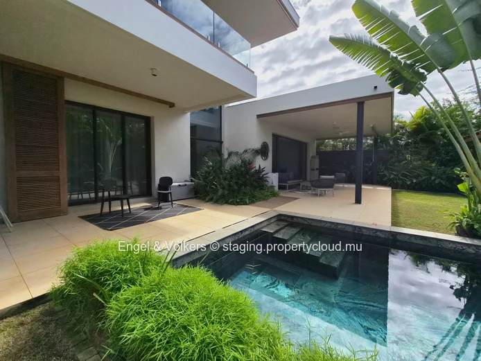Stylish West Coast Villa Close to Beaches & Amenities