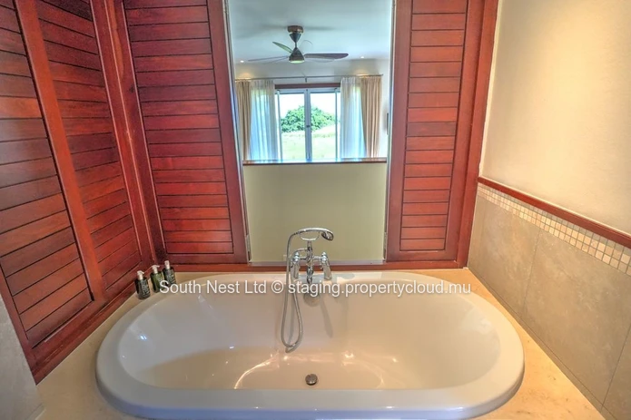 Exceptional Villa with sea view and beach access 