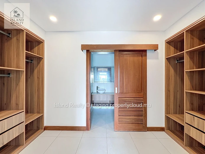 ISLAND REALTY offers you a real gem in Petite Pointe aux Cannoniers: a magnificent 229 m² apartment located just a 2-...