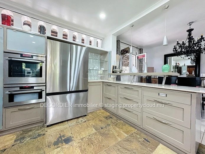 Contemporary house with swimming pool and garden - Accessible to foreigners