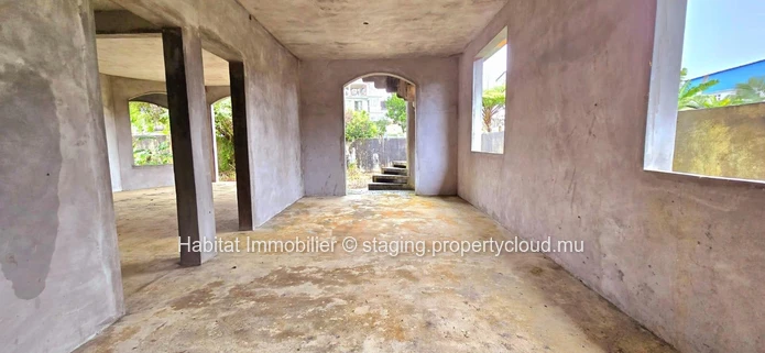 Unfinished family house, very spacious, of 420m2 on a plot of 219 toises, located in the center of Curepipe