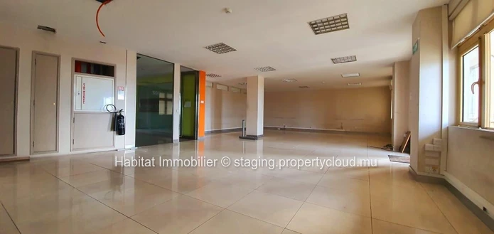 A LOUER - Bureau climatisé non meublé de 278 m2 au 6ème étage (avec 2 ascenseurs) idéalement situé au cœur de Port Louis