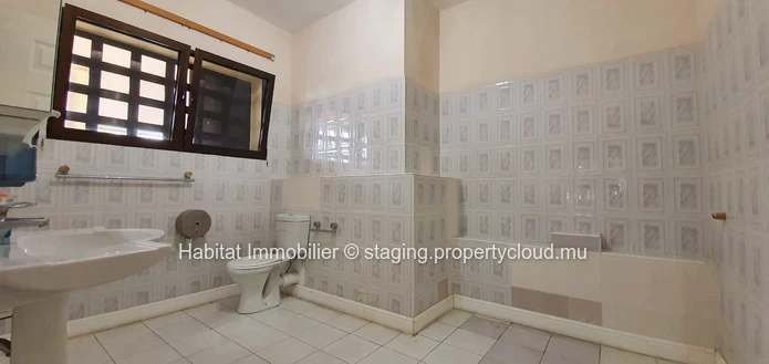 FOR SALE - Big unfurnished house of 1,100 m2 on a land of 1 acre 01 on 3 levels located in a highly residential area ...