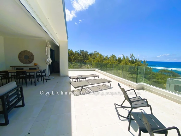 Luxurious Penthouse with Stunning Views in Poste Lafayette - 226m² Living Space, Communal Pool - Rs