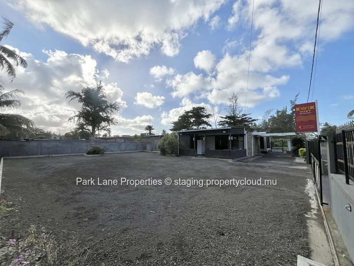 Bâtiment commercial de 287 m² 2 minutes de la plage à vendre à Riambel