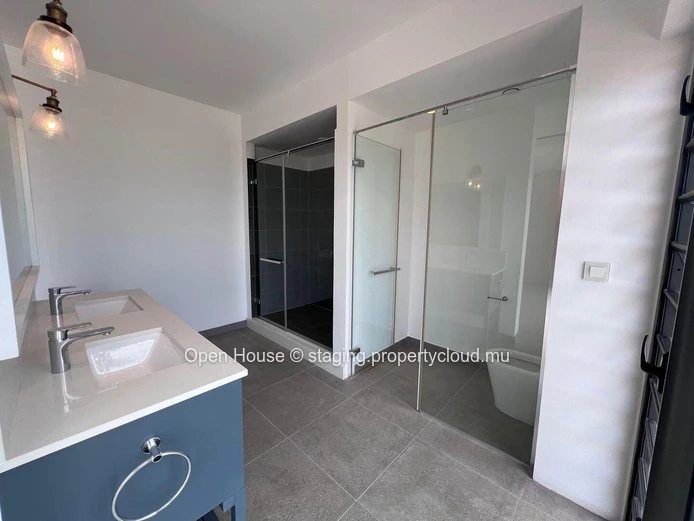 Luxurious penthouse, 3/4 bedrooms, private and communal pool, boat parking and launching ramp. Sea and island views.