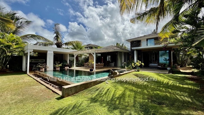 Sublime turquoise sea view from this beautiful villa, its lovely terrace and gazebo with infinity pool, located in a ...
