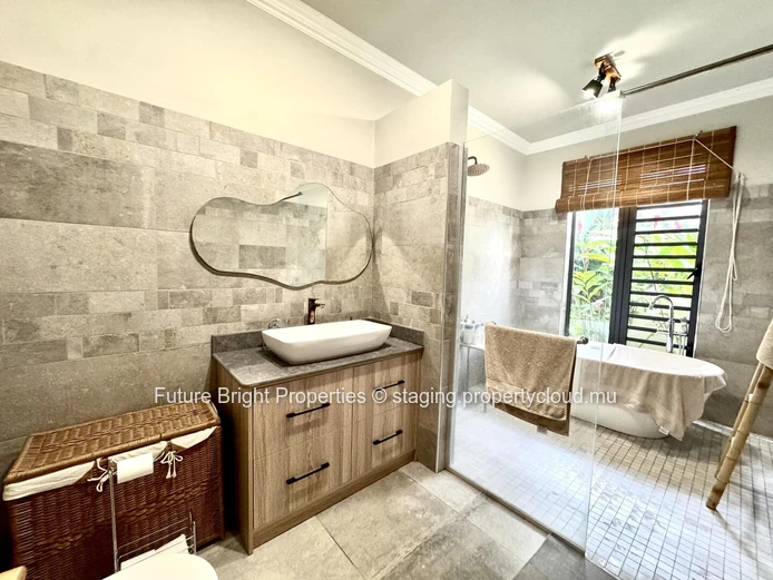 A Sanctuary of Serenity in the Heart of an Enchanting Domaine: An Elegant Haven Embracing Authentic Nature