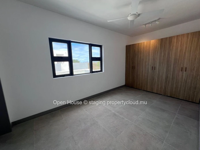 Luxurious penthouse, 3/4 bedrooms, private and communal pool, boat parking and launching ramp. Sea and island views.