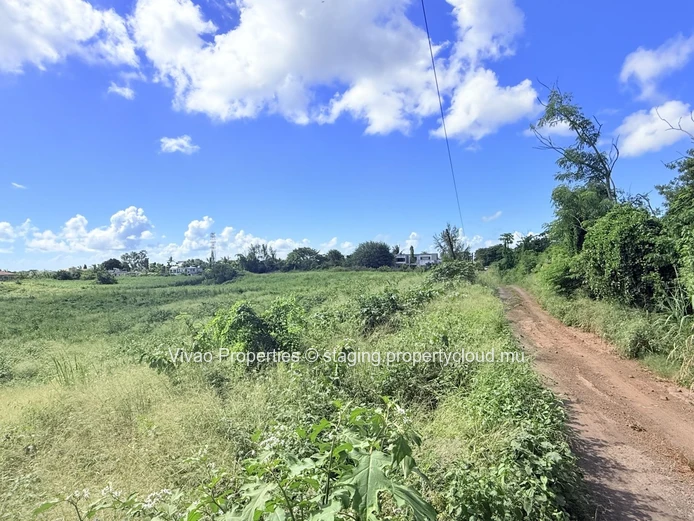 Terrain résidentiel à vendre à Forêt Daruty, Rivière du Rempart. 1.925m², proche écoles, bus et magasins. Prix : Rs.