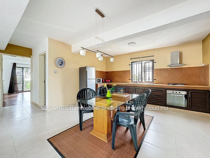 Unique opportunity: house with apartments, studio and sea view!