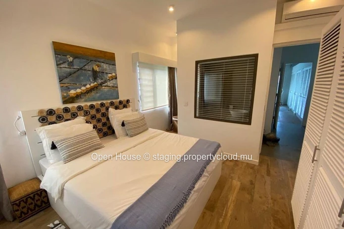 Penthouse pieds dans l'eau, 4 chambres, 4 salles de bain, piscine, vue sur la mer. Grand Baie. Marché local uniquement