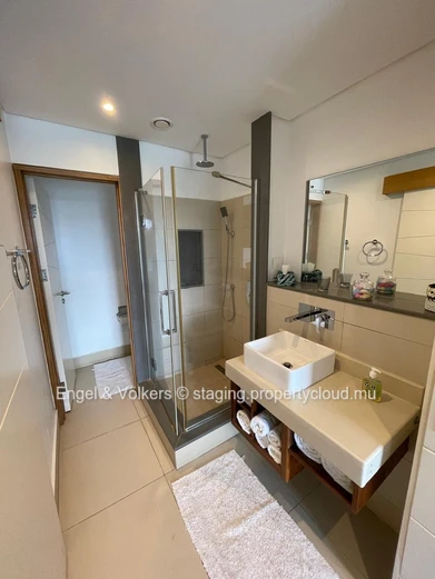 Stunning 2-Bedroom Apartment with views of the marina and mountains - Excellent Rental Investment