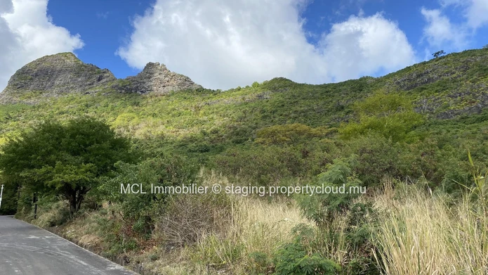 Terrain résidentiel de 7,851m2 à Pailles