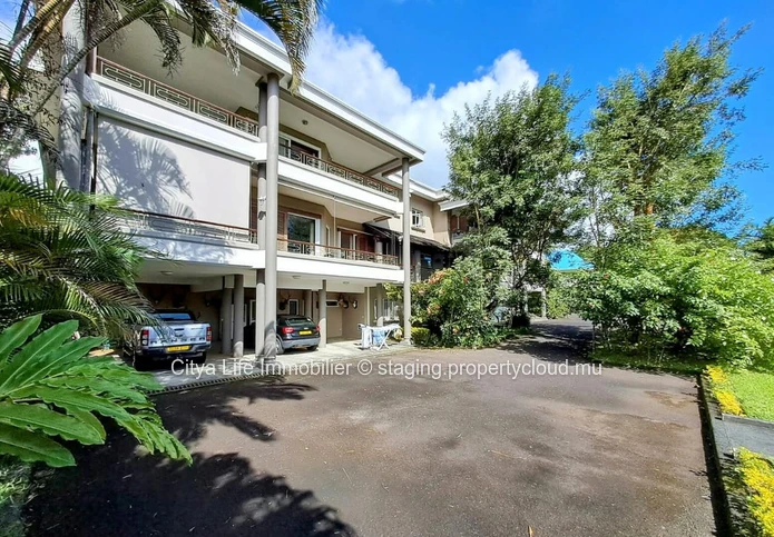 Deux Maisons à vendre à Floréal, d'une superficie totale de 1 146m² habitables, sur un terrain de 3 750m², 7 chambres...
