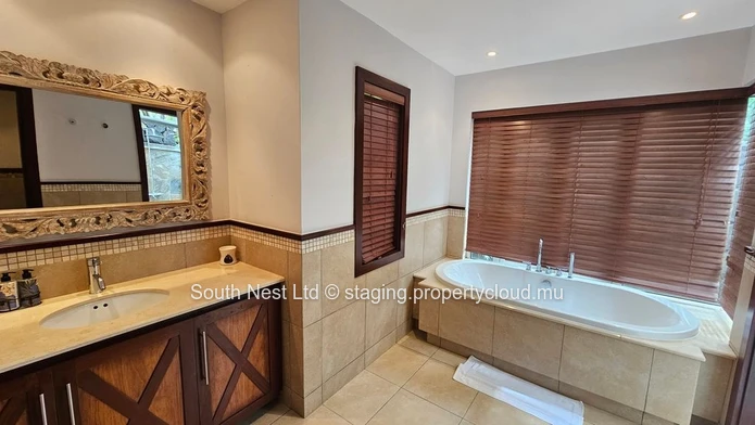 Luxury 5-bed sea view villa 