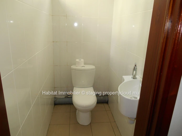 Commercial building of 300 m2 on a plot of land of 83 toises located in Vacoas