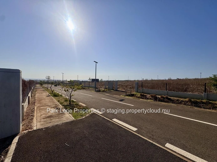 Plot close to main road to Flic en Flac