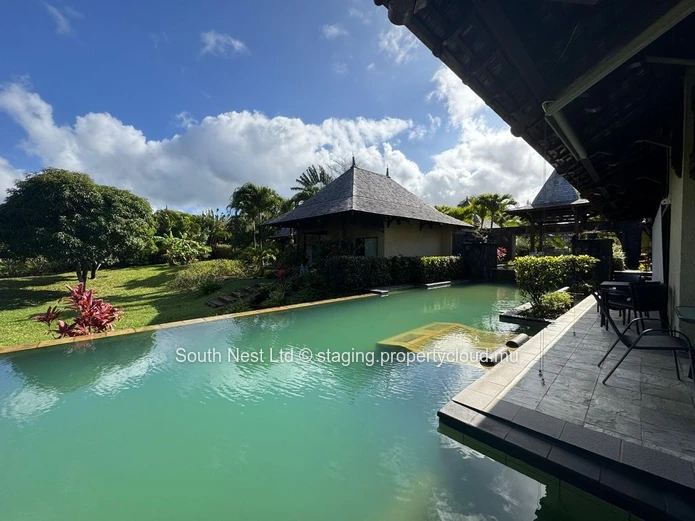 Exceptional villa in the heart of a private estate