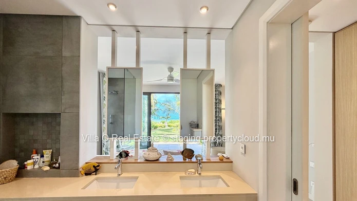 Sublime turquoise sea view from this beautiful villa, its lovely terrace and gazebo with infinity pool, located in a ...
