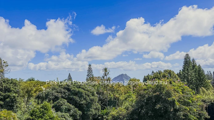 Rare opportunity in Floréal: High potential property on a large plot.