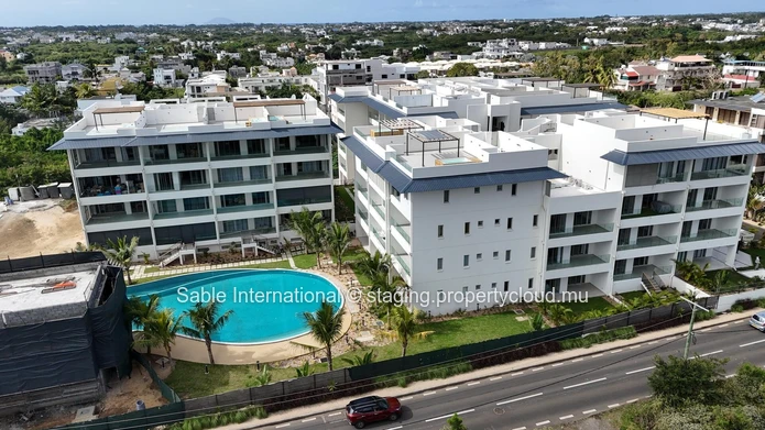 Luxury Penthouse with Pool Access in Péreybère! 2 Beds, Rooftop, Sea Access, Parking, AC. Close to Shops & Hospital.