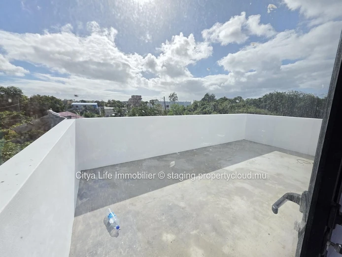 Maison à vendre à Grand Gaube, 250m², terrain de 520m², 4 chambres, piscine privée. Prix : Rs.