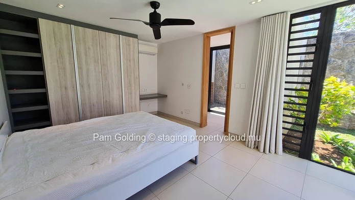 "Villa PDS à vendre à Grand Baie, 325m² habitable, terrain 511m², 4 chambres. Prix $. Ne manquez pas!"