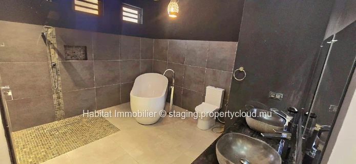 Découvrez cette charmante maison familiale meublée et équipée de 310 m² sur un terrain de 222 toises, idéalement situ...