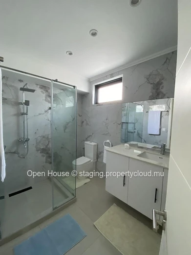 Villa meublée à louer à Péreybère, 162m², 3 chambres en suite, piscine privée, jardin, panneaux solaires, citerne d'e...