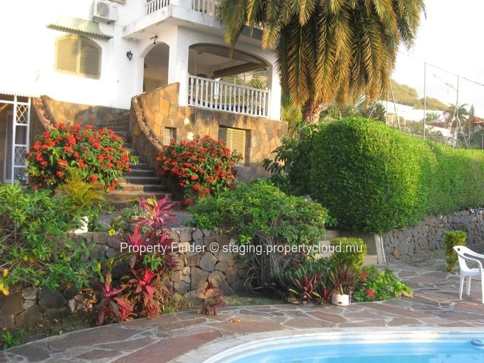 Estate Villa with Airbnb Guest Suites, Squash Courts & Sea Views - For sale - Tamarin