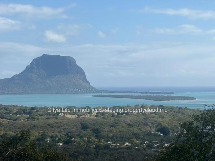 Terrain en pleine propriété avec vue imprenable sur la mer et les montagnes dans une résidence privée et sécurisée.