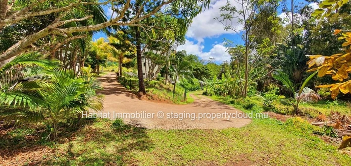 This beautiful residential plot of 225 toises (20 perches) is located in a private and intimate morcellement in Chamarel
