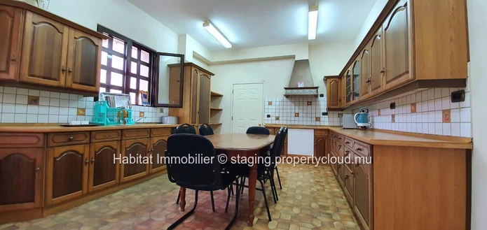 FOR SALE - Big unfurnished house of 1,100 m2 on a land of 1 acre 01 on 3 levels located in a highly residential area ...