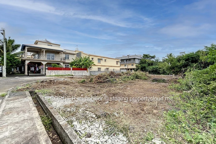 Residential land at 10 min walk from the public beach